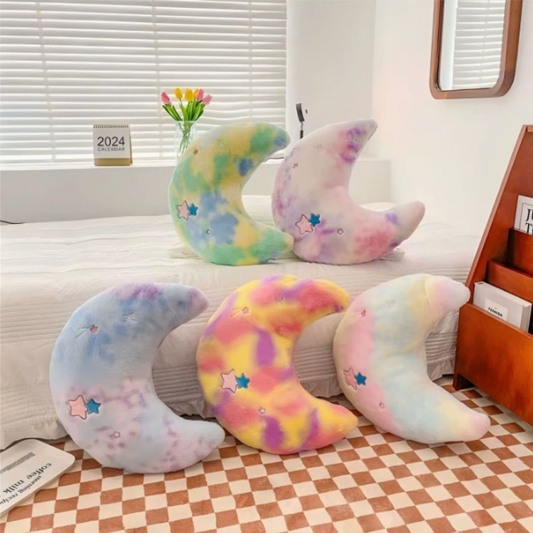 愛らしい月の形の枕