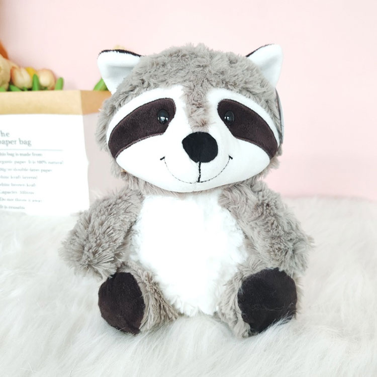 大きなふわふわのしっぽが付いたアライグマのぬいぐるみ