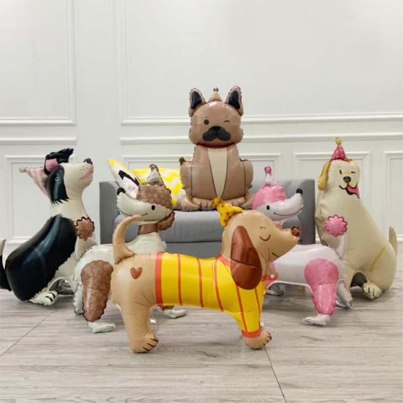 立っている子犬のアルミホイルボール